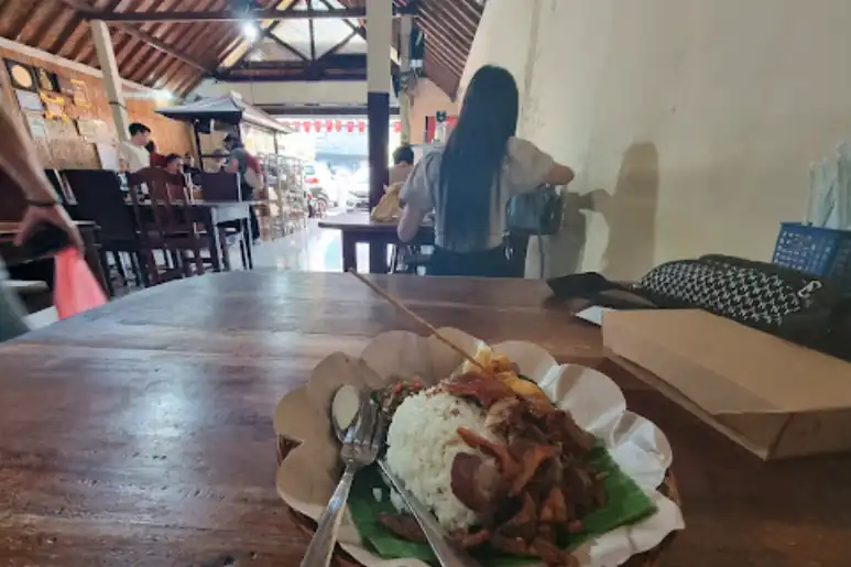 Sudut Pandang Makan Di Babi Guling Pak Malen