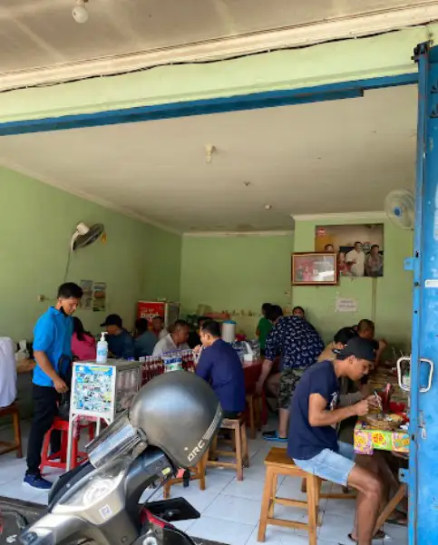 Foto Suasana Makan Siang di Warung Babi Guling Sunari