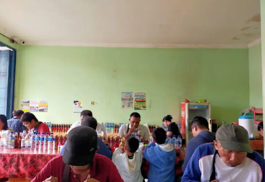 Foto Tampak Dalam Warung Babi Guling Sunari