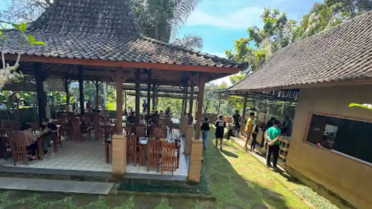 Mengenal Warung Babi Guling Pasah Bu Minil