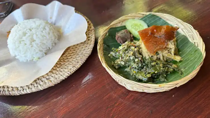 Menu Favorit di Warung Babi Guling Pasah Bu Minil