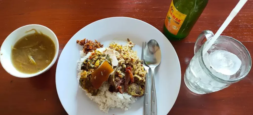 Menu Makan Favorit di Warung Babi Guling Penatih I Nyoman Siring