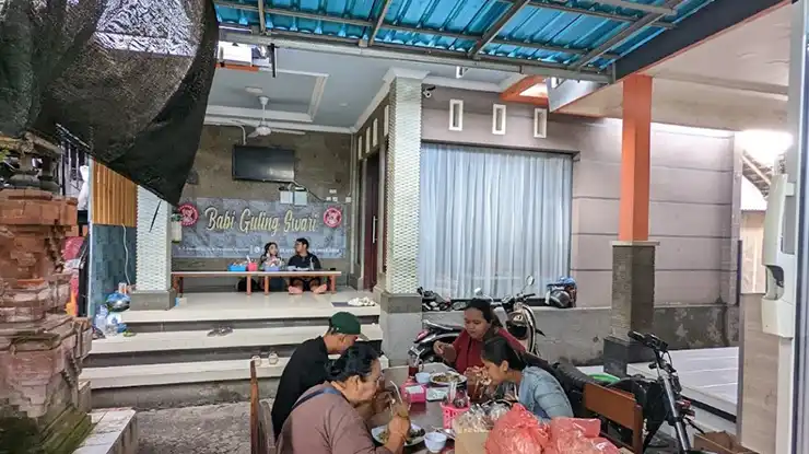 Suasana Warung Babi Guling Swari